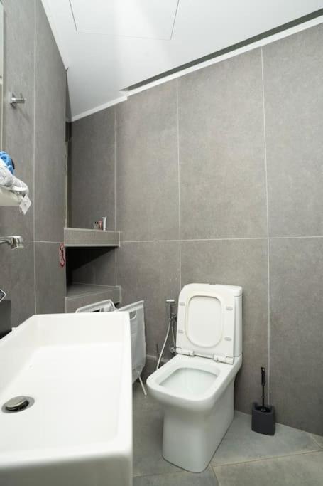 Homey Renovated 1 Bedroom Apartment In Kesariani Atene Esterno foto